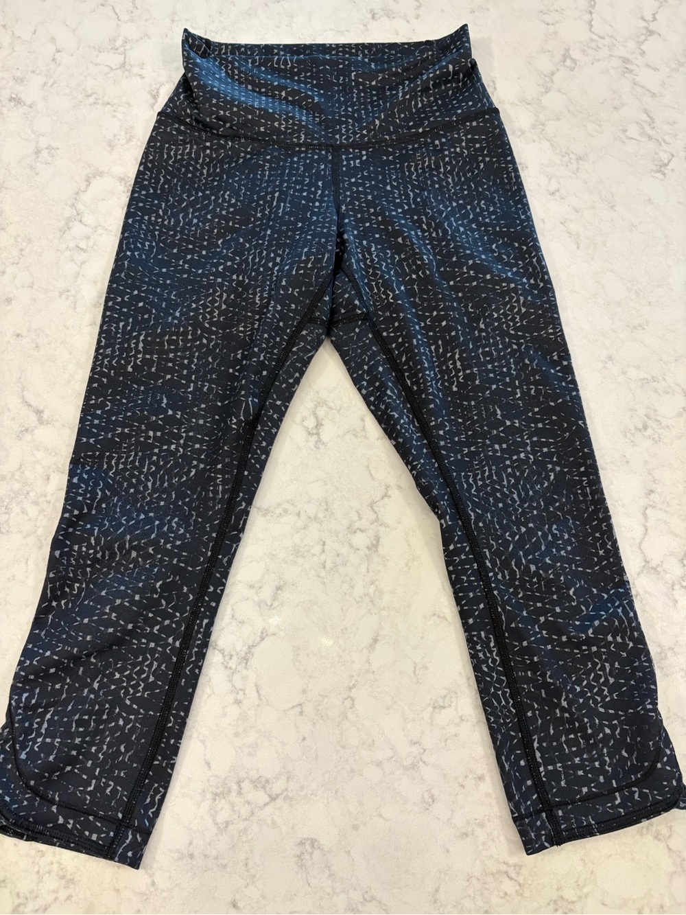 Lululemon crop leggings: black abstract print